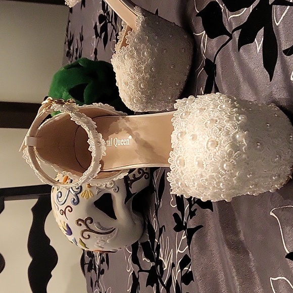 4 inch stelleto's covered in pearls. - Picture 3 of 4